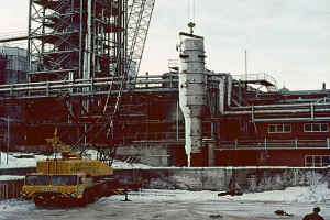 Bilde av Destilasjonstårn (Still) heises på plass.